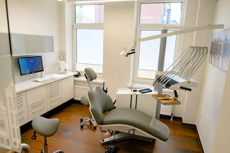 Veneers Zahnarzt Kiel Zahnecke Behandlungszimmer